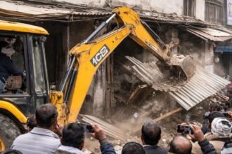 ambedkar nagar me avaidh atikraman par bulldozer action