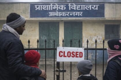 ambedkar nagar me class 8 tak school band