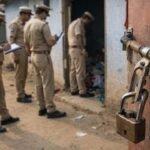 डोनू गांव में घर में चोरी की जांच करती पुलिस