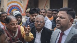 jalalpur nagarpalika ke khilaf bjp sabhasadon ka dharna