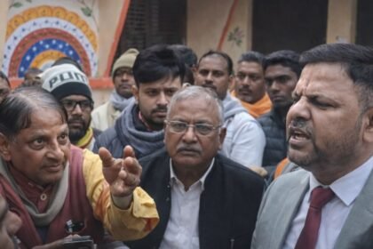 jalalpur nagarpalika ke khilaf bjp sabhasadon ka dharna