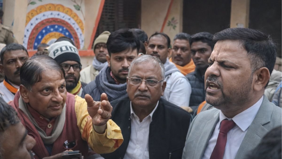 jalalpur nagarpalika ke khilaf bjp sabhasadon ka dharna