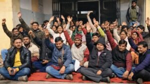 वेतन न मिलने से NHM संविदा कर्मियों का शांतिपूर्ण धरना